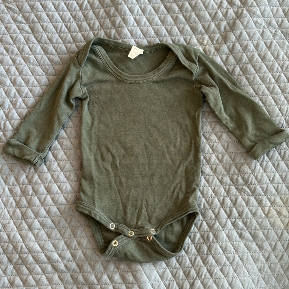 Kate Quinn Organic cotton onesie 6-12 month Green long sleeve